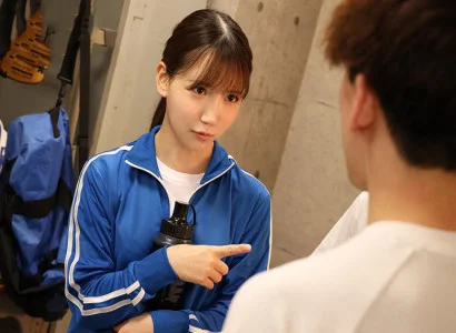 các thành viên nam trong câu lạc bộ bóng đá quan hệ qua đường miệng và âm đạo với cô gái xinh