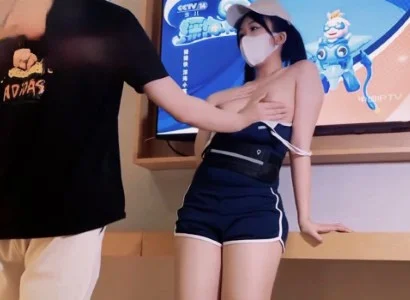 Cô nhân viên xinh đẹp bán TV cùng vị khách may mắn