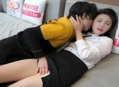 Cô thư ký xinh đẹp bí mật nện với sếp vì tiền