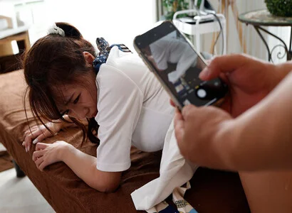 Nhân viên triệt lông bèn đè ra địt