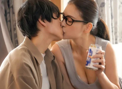 Anh chàng bị bạn gái cắm sừng được chị hàng xóm an ủi