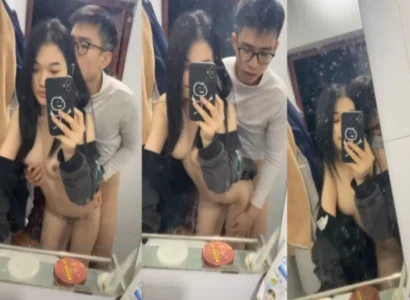Đôi sinh viên trẻ cùng quan hệ nhau trước gương
