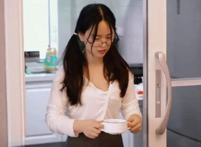 Con gái về quê được người đàn ông trung niên chăm sóc